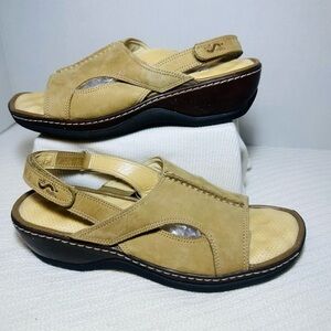 Softwalk Women's Tan Sandals New without box